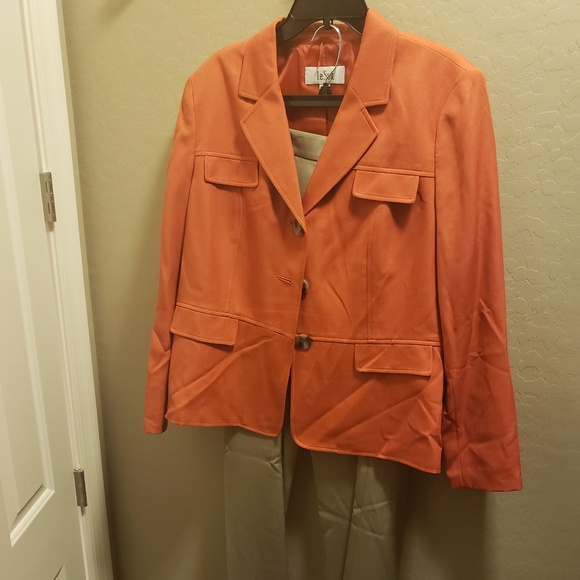 Women's clothing - Picture 2 of 2